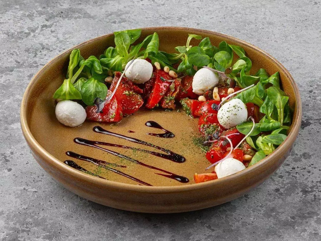 Салат с вялеными помидорами и моцареллой - фотоминиатюра 4