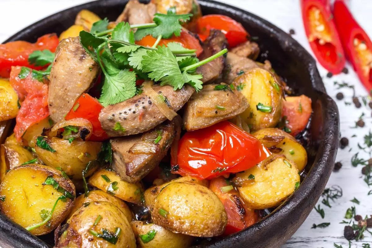 Мясо картошка лук что приготовить. Оджахури с грибами. Мясо с овощами. Картошка с мясом и овощами. Мясо тушеное с овощами.