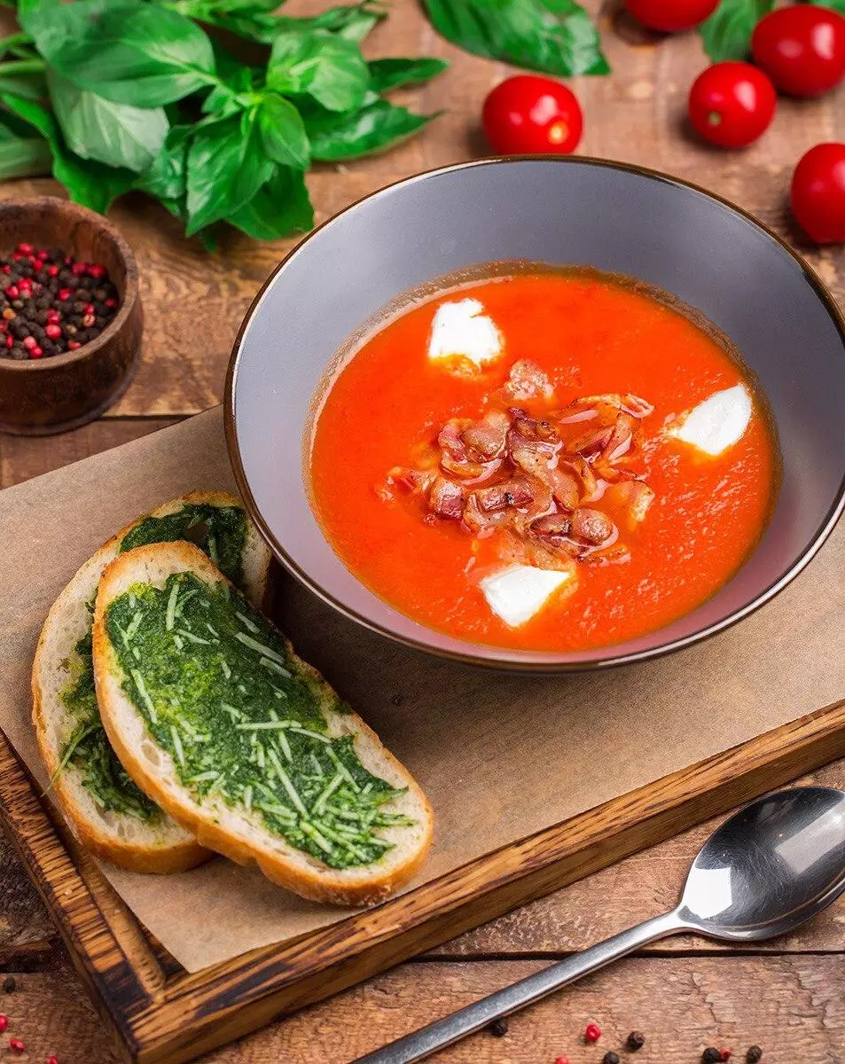 Суп томатный рецепты из свежих. Томатный гаспачо. Помидорный суп гаспачо. Гаспачо классический. Томатно-базиликовый суп.