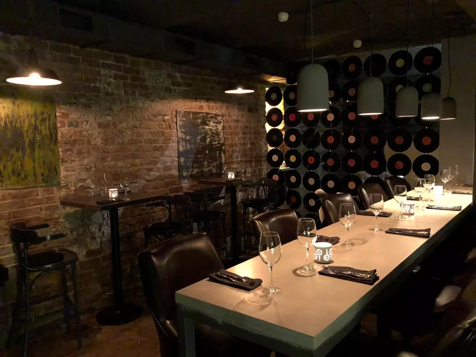 Винные улицы. Winil Wine Bar ресторан. Винил и вино ресторан Москва. Vinyl Wine Bar Москва. Москва улица Каретный ряд 8 винил и вино.