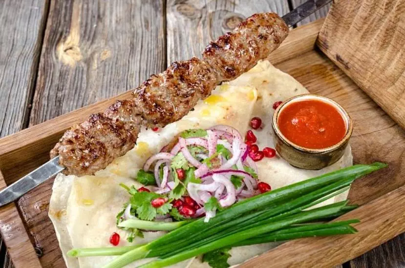 Лук к шашлыку как в шашлычной. Шаурма шашлык люля Kebab. Люля кебаб баранина. Шашлык люля кебаб. Шашлык-машлык баранина.