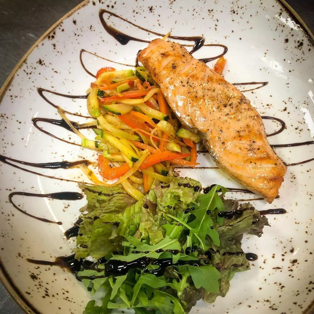 Сочный стейк лосося под шафрановым соусом с овощным жюльеном - фотоминиатюра 15