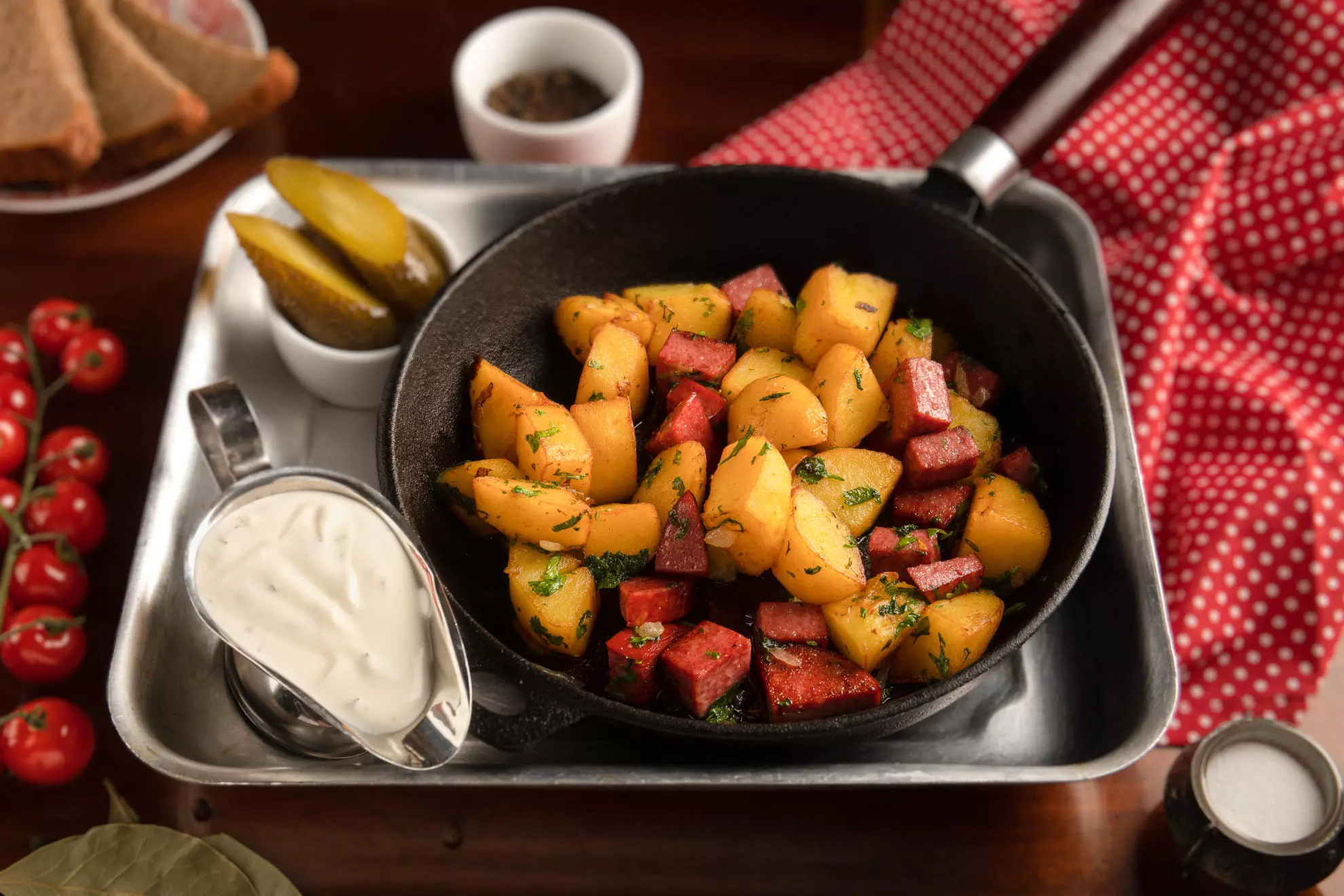 Жареная картошка с ароматным лучком и краковской колбасой - фотоминиатюра 4